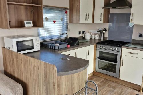 3-Bed Caravan - Sleeps 8 - Pool