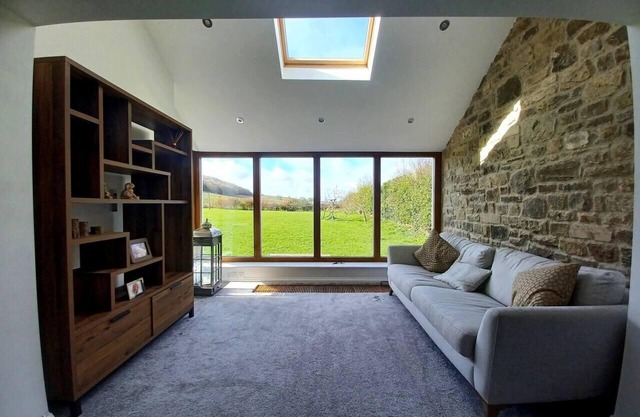 3 Bed Cottage-Sleeps 6-Country Views-Pet friendly