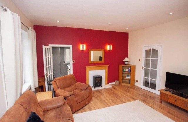 3 Bed Cottage Flat with Parking