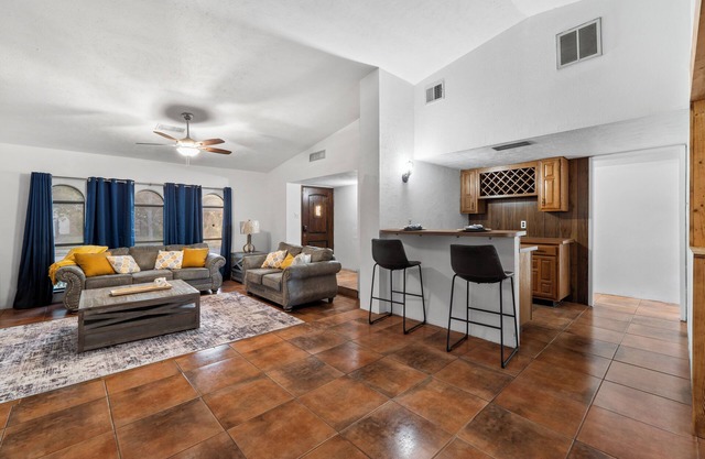 3 bed home with Luxury Hot Tub, Deck, Wifi and Arcade Games