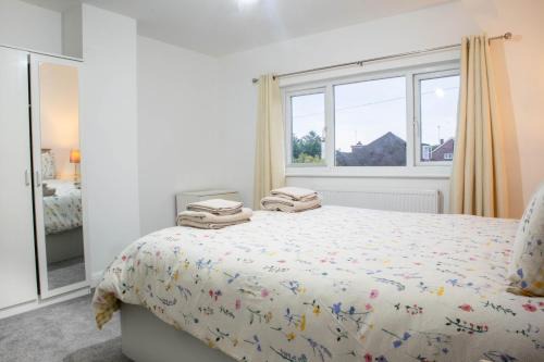 3 Bed House Sleeps 6 - Free Parking -Tv & Wi-Fi