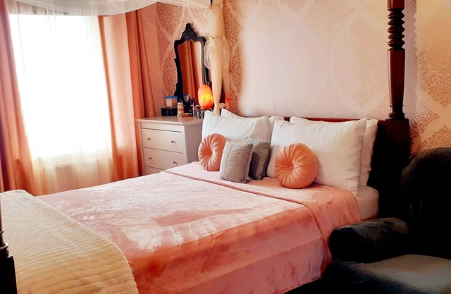 3 Bed House - Sleeps 7 - Parking - Wifi