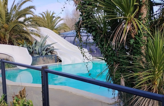 3-bed mobile home for 6 people in a 4* campsite in South Finistère, 1.5km from the beach.