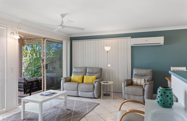 3-Bed with Alfresco Dining & BBQ 300m to the Beach