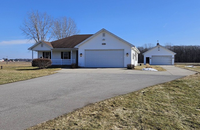 3 bedroom, 2.5 bath home, with 2 car garage, minutes from Frankenmuth.