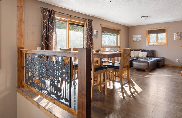 3 Bedroom Cabin with Rustic Charm