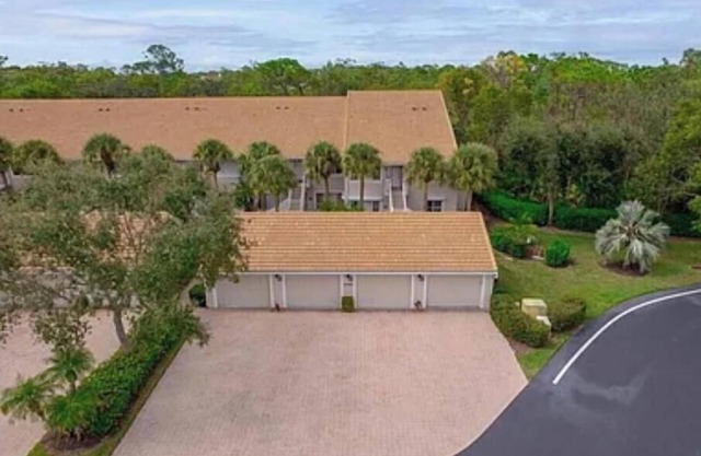 3-bedroom condo in brilliant Naples with AC