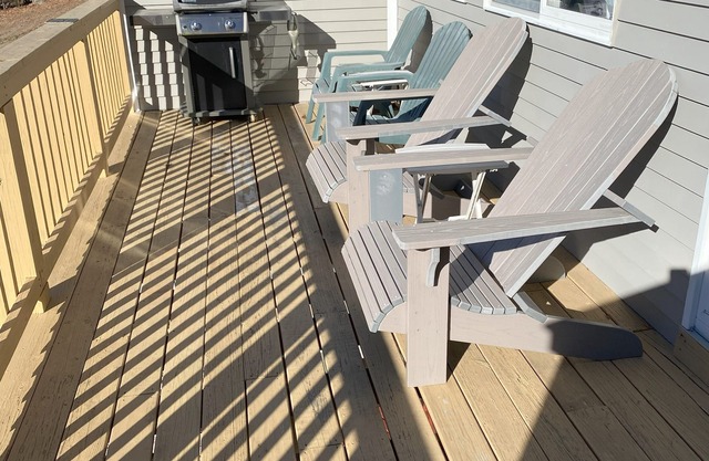 3-bedroom condo in charming North Conway with WiFiand southern exposure deck.