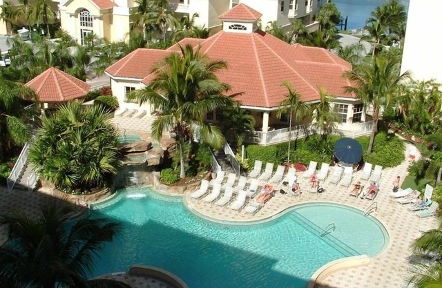 3 Bedroom Condo with Pool and Bay Views-short walk to Beach-WiFi Included