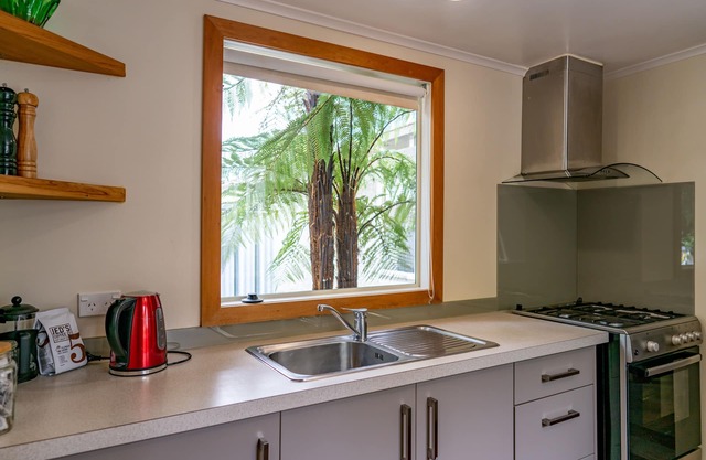 3 Bedroom home, OSP parking for 2 vehicles, fast WiFi, 5 minute walk to city