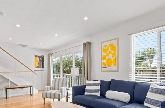 3 bedroom home - walk to Twin Lakes & Harbor!