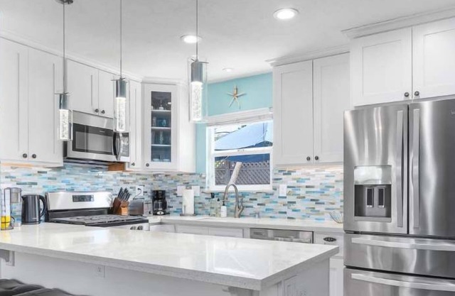 3 Bedroom Home - Walk to Twin Lakes State Beach!