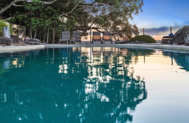 3 bedroom House. Dog friendly. Modern Kitchen. BBQ. Sleeps 6 guests.