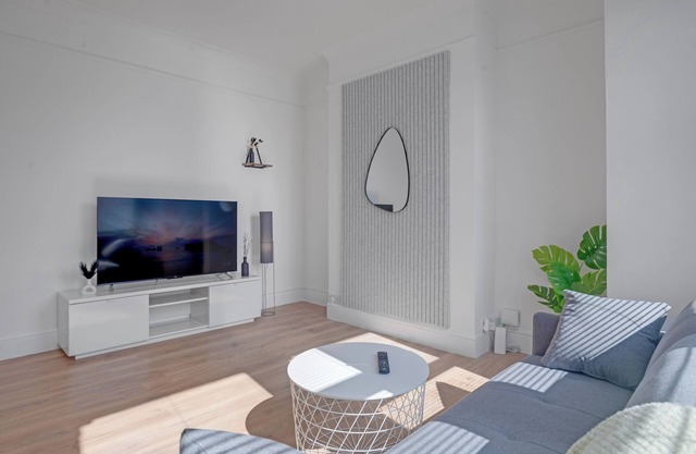 3 Bedroom Luxury House near Subway, Tottenham Stadium with Garden and Parking