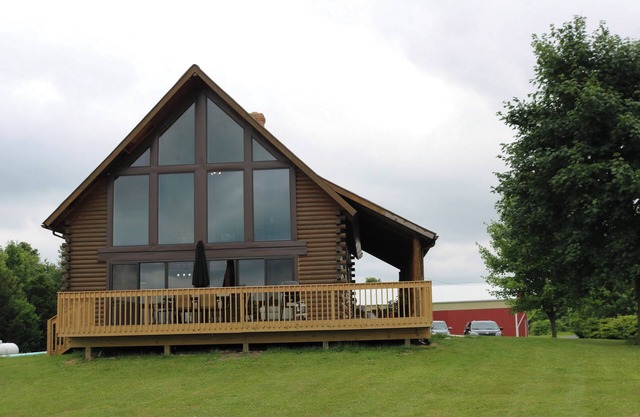 3 bedroom secluded Lodge, close to Canandaigua