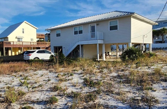 3-bedroom vacation home steps to Pensacola Beach Beaches