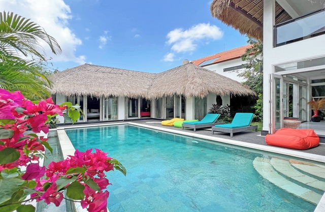 3 bedroom villa with living enclosed - Canggu