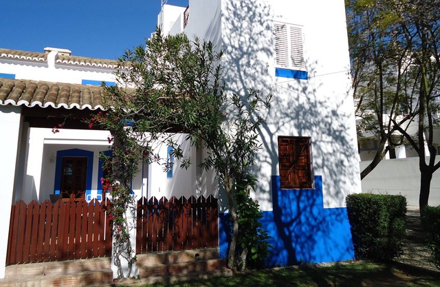 3 bedroomed, 2 bathroomed villa on development with large pool walking to beach