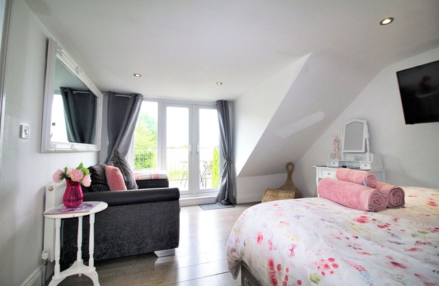 3 Bedrooms - 2 Bath Rooms - Dog Friendly - Parking
