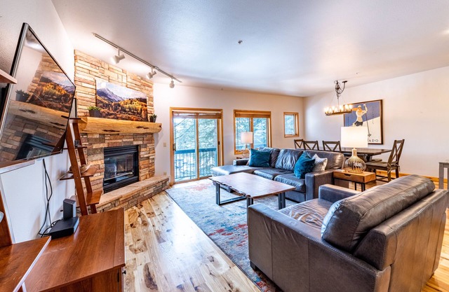 3 blocks to Main, Ski or Hike In/Out