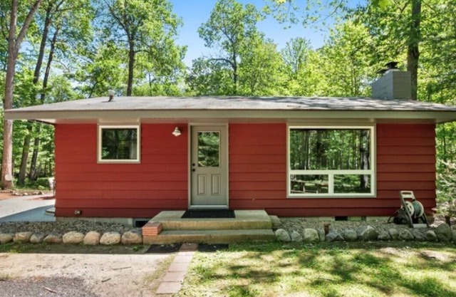 3 BR cozy cabin on a private access lake - St Germain Bicycle/UTV trail access