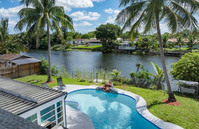 3‑BR Retreat w Pool near the Beach - Car charger