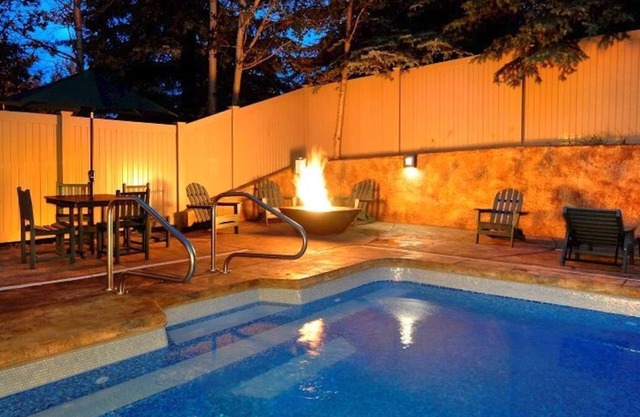 3 BR suite located less than 1 mile from Beaver Creek with free shuttle service!