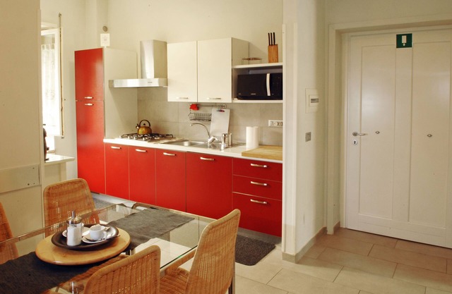 3 double bedrooms each with its own bathroom is 10 minutes from the Colosseum