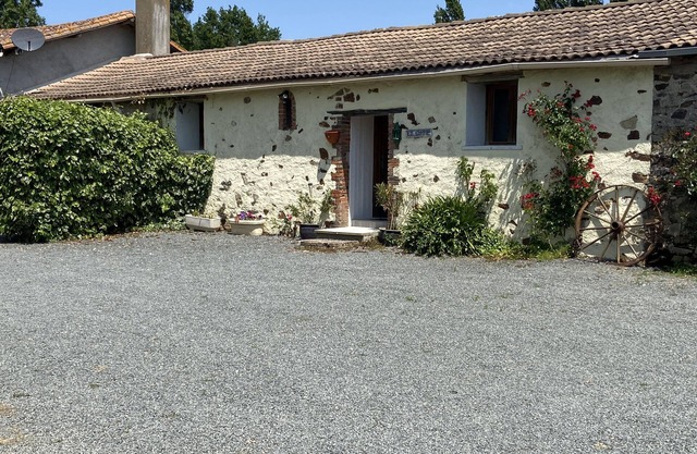 3* GITE IN LOIRE. Tranquil setting in the beautiful countryside