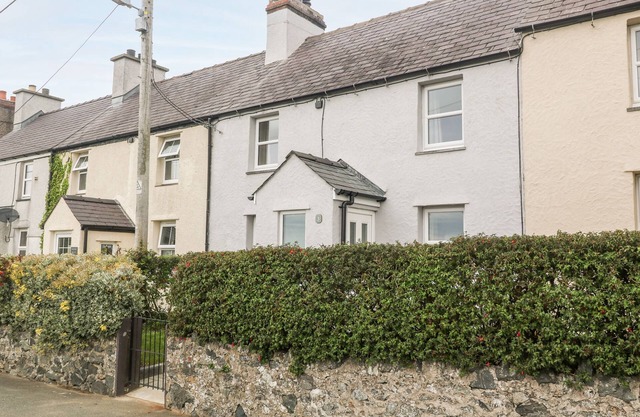 3 GREEN TERRACE, family friendly, with open fire in Newborough