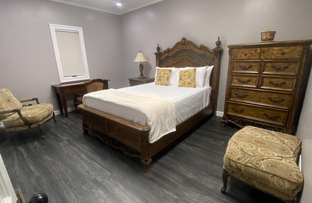 3 HUGE BEDROOMS-SAVE COST