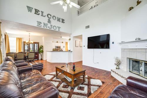 3 Mi to DFW Pet-Friendly Euless Home