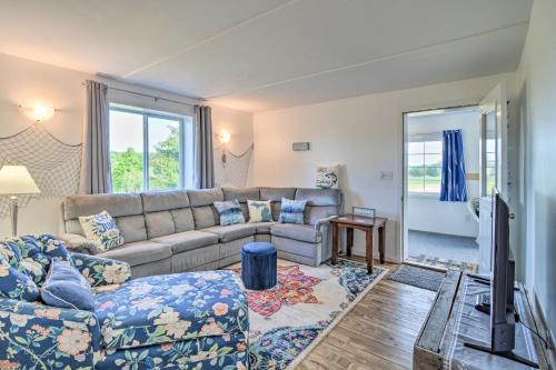 3 Mi to Lake Michigan The Country Cottage