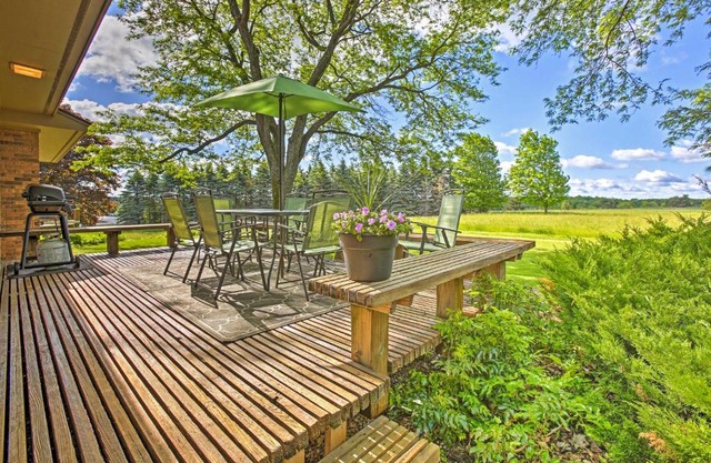 3 Mi to Silver Lake Traverse City Home with Deck