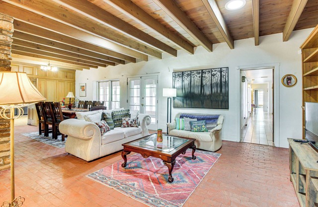 3 Mi to Zoo & Garden: Spacious Albuquerque Home
