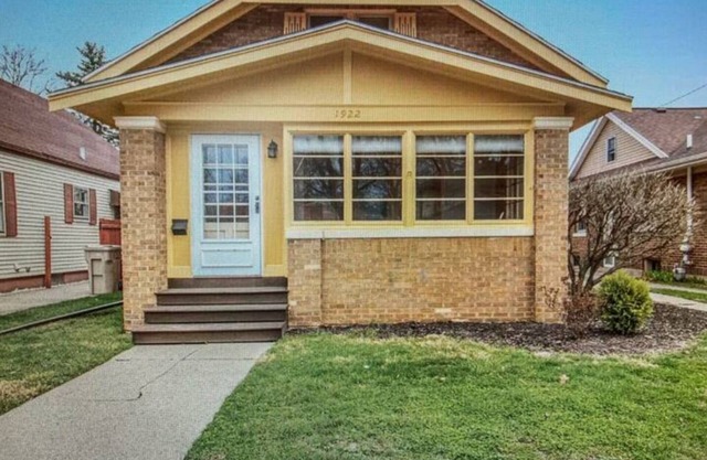 3 Miles to ND. Sleeps 13 +. Whole Home with fenced-in back yard, pet-friendly.