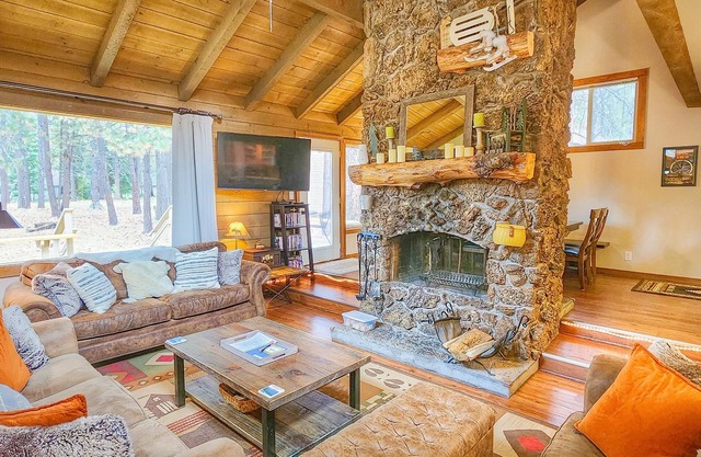 3 Min to SHARC with 8 Passes! Private Hot Tub, Quite Cul-de-sac w/PS4 & BBQ