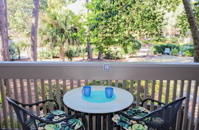 3 Min Walk to Beach & Marina-Free Bikes/Pool/Tennis