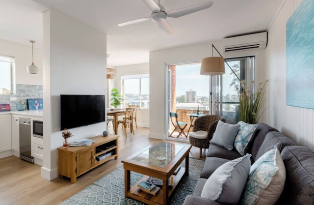3 mins to beaches, cafes, parks, newly renovated, ocean view, parking & balcony