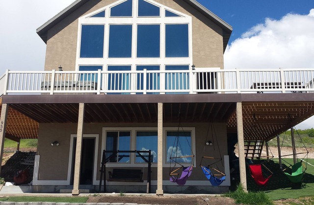 3 minutes from State Marina Private Hot Tub! Playground!