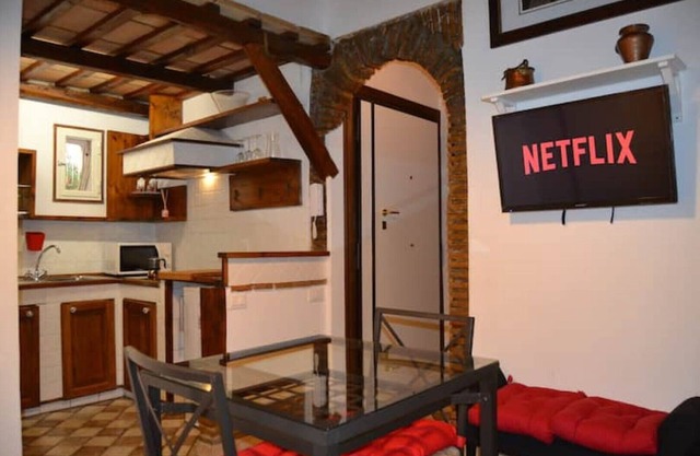 3 minutes on foot from Piazza Navona and Castel Sant'Angelo and the Vatican!