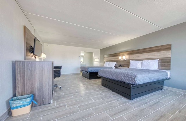 3 Modern Rooms w/Pool, Free Breakfast, Near Barthell Coal Camp & Yahoo Falls