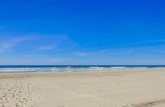 3 Outdoor Patios * Ocean Views * AC * 3 Parking