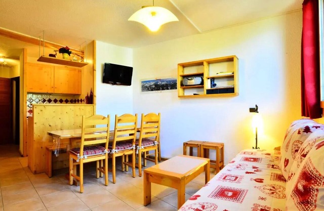 3 Rooms for 7 People