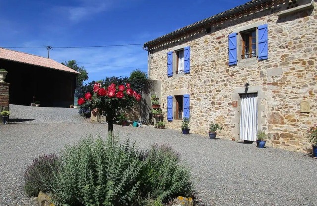 3-star gite - authentic - large garden - swimming pool