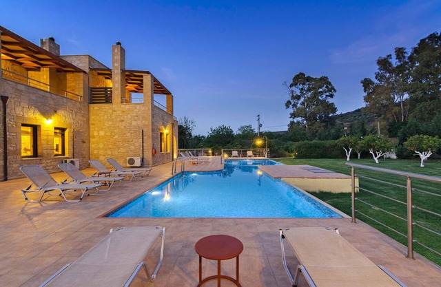 3' to Sandy Beach/Huge Private Pool/6-Bedroom Family Villa