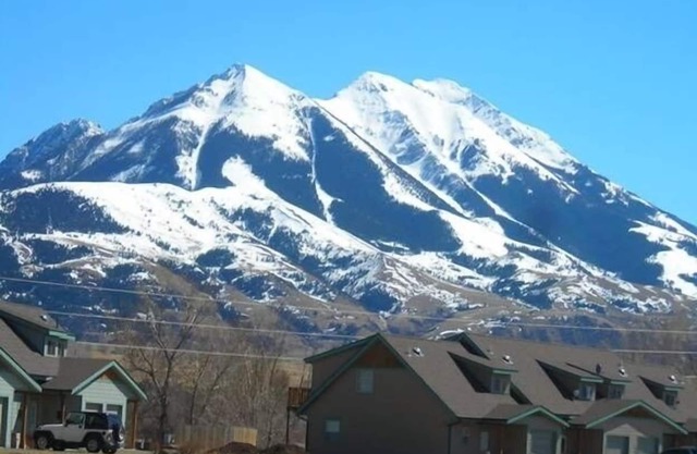 30 Miles from Yellowstone Park! View is Breathtaking!