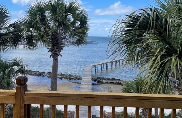 30% OFF Summer! BAYFRONT - Old Florida Style Cottage w/private dock!