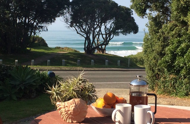 30 secs to the beach. Watch the waves from the table. Rent option Apl-Oct 2025