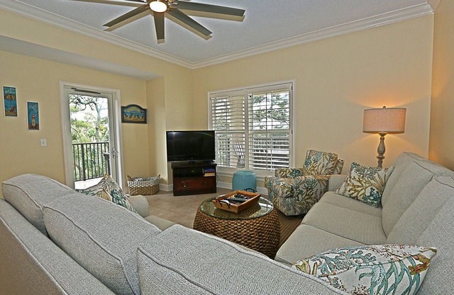 301 North Shore End Unit, No carpet, CLEAN, Wrap-around Balcony, Sept 1-6n avai
